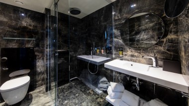 Badkamer met AquaClean douche-wc in Hotel Harmon House te Brussel