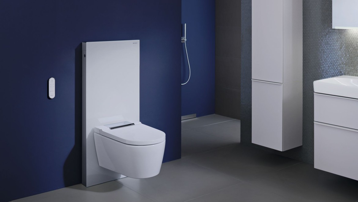 WC-douche Geberit AquaClean Sela avec Geberit Monolith dans une salle de bains bleue