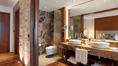 Hotelkamer met een Geberit AquaClean douche-wc