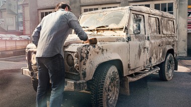 Reiniging met water – man maakt auto schoon